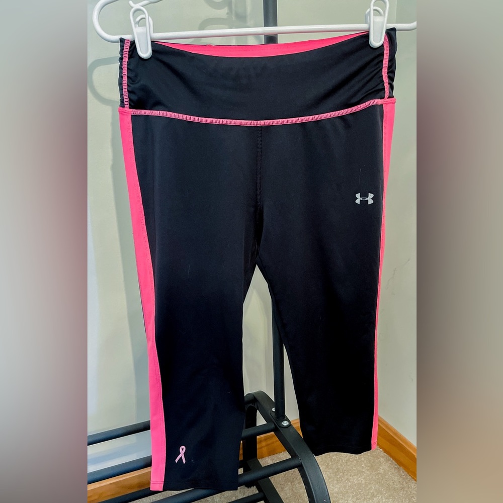 Underarmour fitted all sport gear, breast cancer awareness capris small.